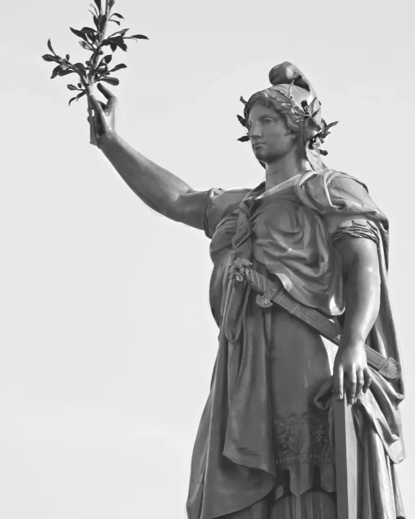Statue de Marianne de la place de la République à Paris, rameau d’olivier levé : illustration de l’actualité sur la fiscalité immobilière de Pierre Fiscale.